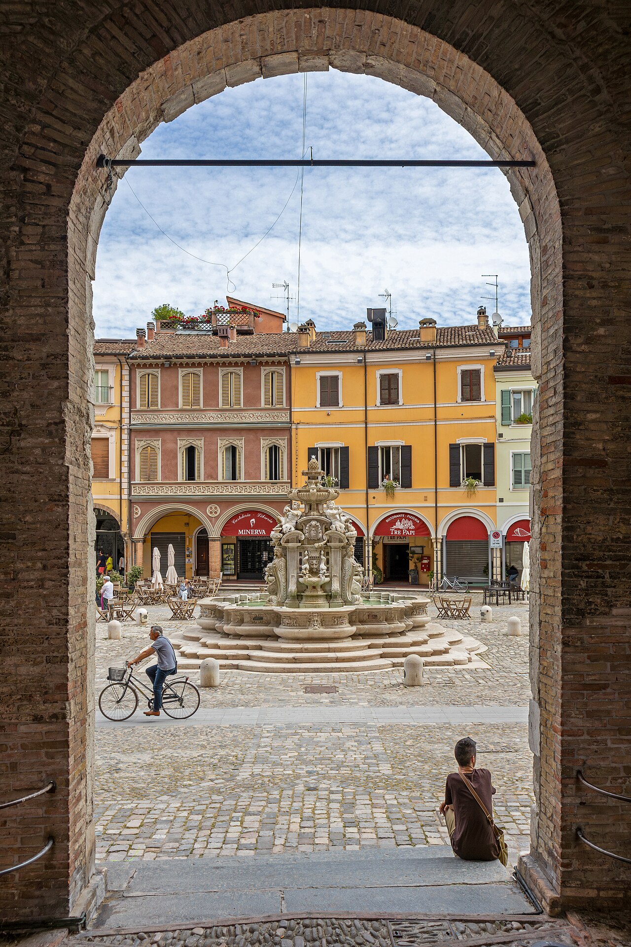 Piazza del Popolo, Cesena (FC). La Fontana Masini (1588) vista dalla Salita Nuti (1466).